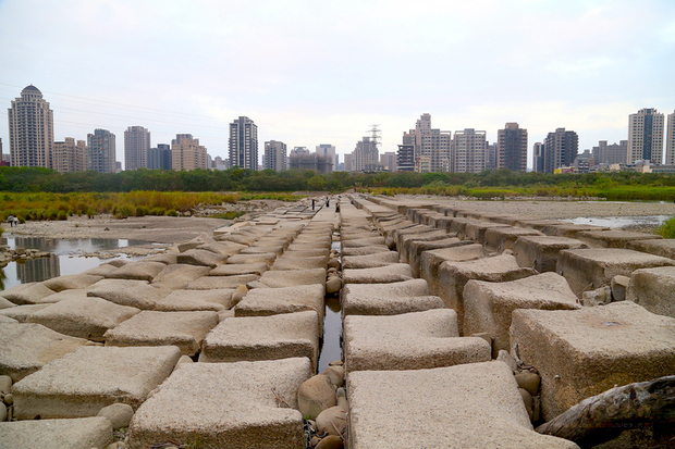 攝影師林清華說,位於新竹縣、市交接的頭前溪畔豆腐岩是四季都適合前往的景點,溪水乾涸期,民眾可站立或跳躍在豆腐岩間,從北岸走到南岸。(中央社提供)