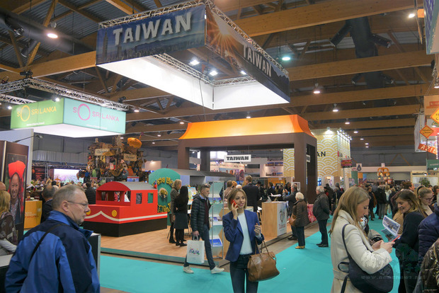 2020布魯塞爾國際觀光旅展6日登場，今年台灣館以阿里山小火車為主題，布建火車頭、車廂及車站模型，吸引許多民眾眼光。（中央社提供）
