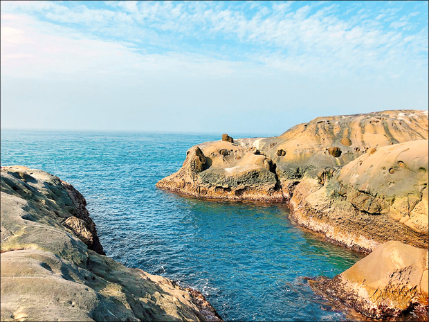 基隆和平島公園奇岩怪石多；圖中十二點鐘方向為豬頭岩。（自由時報提供）