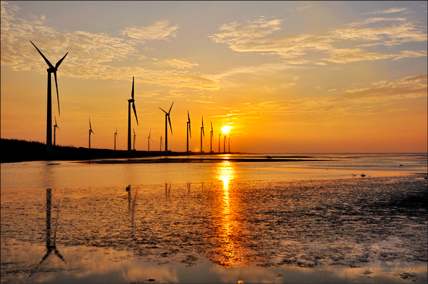 高美濕地的風車夕陽美景被喻為「台灣最美夕陽」。（觀旅局提供）