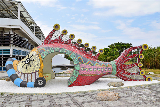 口湖遊客中心前的「海將軍的頭冠」裝置藝術成為地方新地標，並獲義大利國際設計大獎肯定。（自由時報提供）