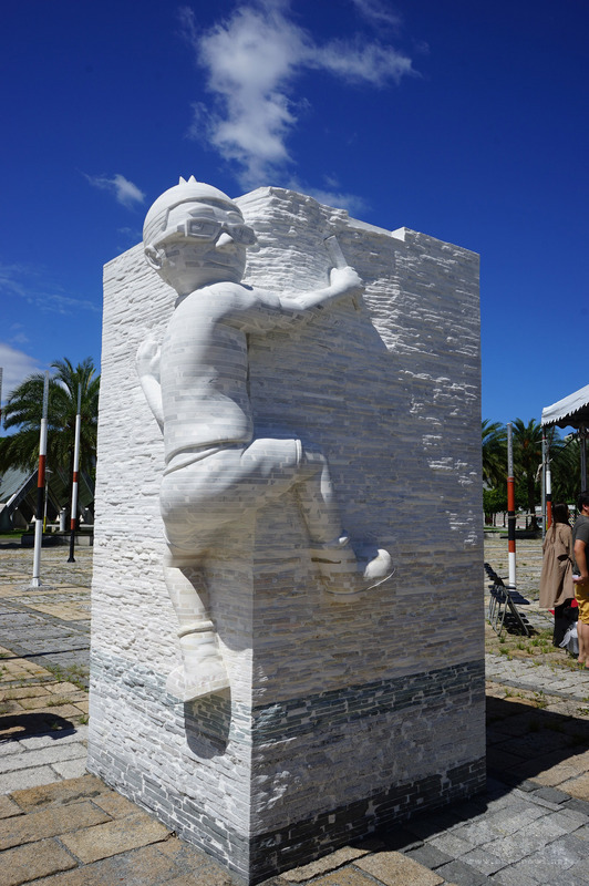 網路圖文創作者Duncan（當肯）號召花蓮石雕藝術家們，運用107年2月6日花蓮強震後的破碎石材，共同打造裝置藝術作品「拼回來」，13日在花蓮市自由廣場正式亮相。（中央社提供）