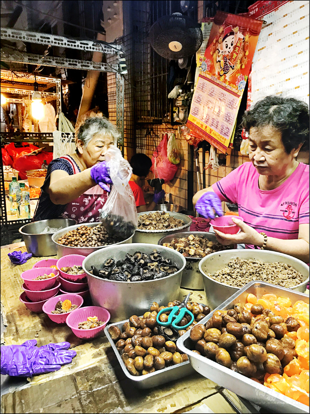 新竹市府推銷各傳統市場的美味粽，也歡迎市民品嚐不同口味的粽子，開心過端午。（自由時報提供）