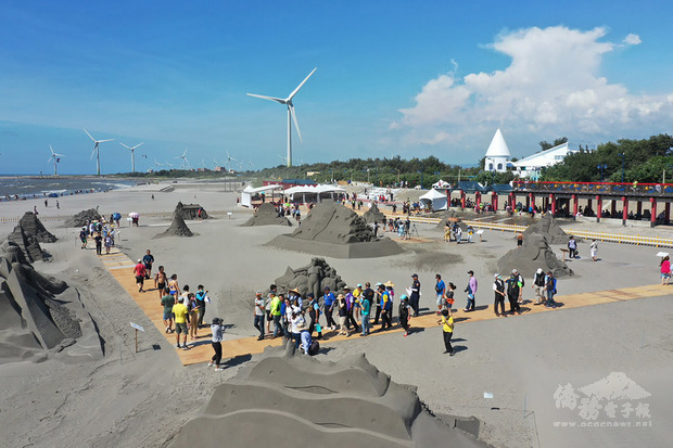 2020台中大安沙雕音樂季27日起在大安濱海樂園登場,現場沙雕藝術展以環遊世界為主題,打造多國特色景點,吸引民眾目光。(台中市政府提供)