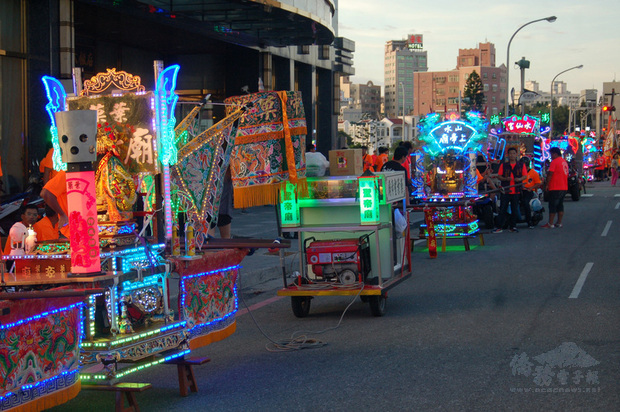 來自澎湖21座廟宇的武轎5日晚間在馬公老城區踩街,為6日開幕的澎湖國際海上花火節暖身,吸引近萬名遊客沿途觀賞,氣氛熱鬧。(中央社提供)