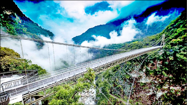 第4代山月吊橋橋長196公尺，預計暑假開放，讓遊客從距離立霧溪底高達153公尺處，欣賞壯麗的太魯閣峽谷景色。（內政部提供）