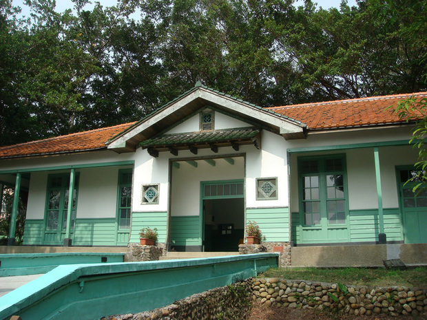 台北市首屆「文化資產保存維護譽揚獎」9日頒獎,「前日軍衛戍醫院北投分院」於「管維推廣」類組獲獎,三軍總醫院北投分院讓醫療結合古蹟再利用,成立導覽服務工作隊,由病患負責古蹟導覽,並銷售文創商品。(台北市文化局提供)