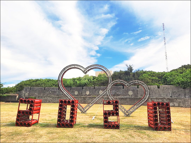 澎湖史蹟公園的大型裝置藝術，是由汰除的花火節砲管打造而成。（自由時報提供）