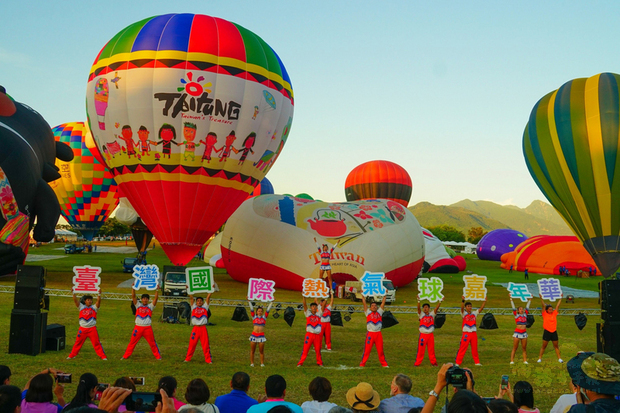台東熱氣球嘉年華11日開幕，由啦啦隊表演熱場，吸引不少民眾圍觀、拍照。（中央社提供）