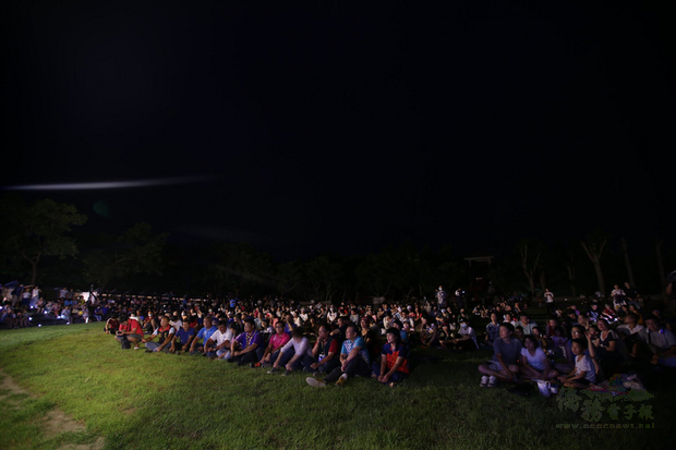 台東最美星空音樂會今年以「星空秘境」為主題，推出7場音樂會，18日晚間選在長濱鄉八仙洞舉行，帶領民眾走入時光迴廊。圖為往年活動情形。（台東縣政府提供）