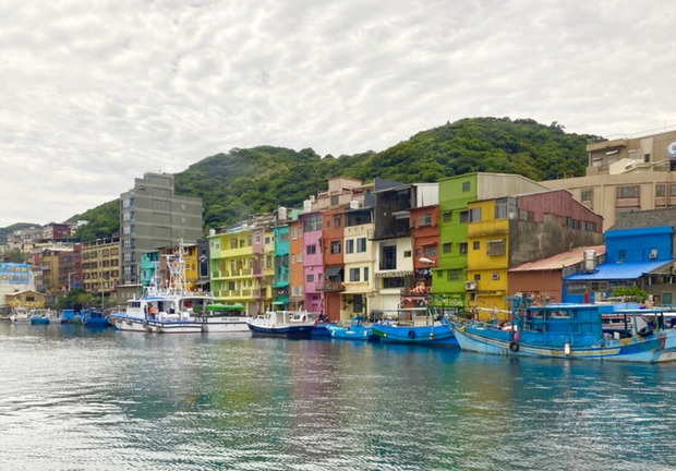 基隆市政府規劃水路遊程,帶領遊客搭船穿梭基隆港和正濱漁港,將知名景點正濱漁港彩色屋(圖)等觀光資源串聯,建構基隆水岸觀光廊帶。(基隆市政府提供)