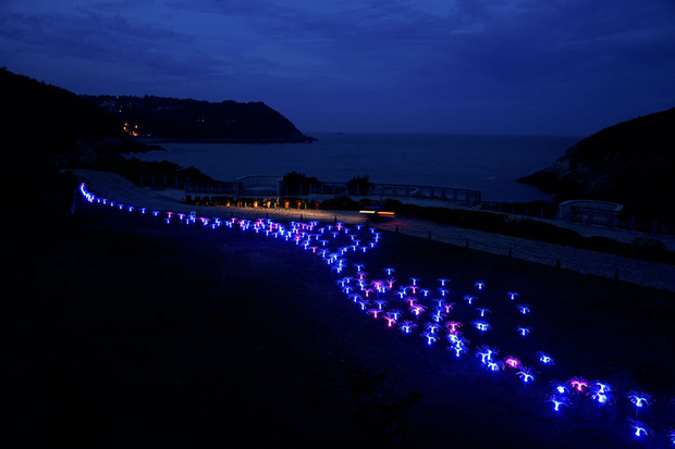 「2020微光馬祖–馬祖坑道系列活動」18日晚間為裝置藝術「微光海洋光廊」舉行點燈儀式，，整體透過自由曲線模擬波浪型態，並揣摩海上藍眼淚被攪動而發光的特性，呈現水波紋疏密具有的律動感，帶來宛如藍眼淚登岸的奇幻燈景。（中央社提供）