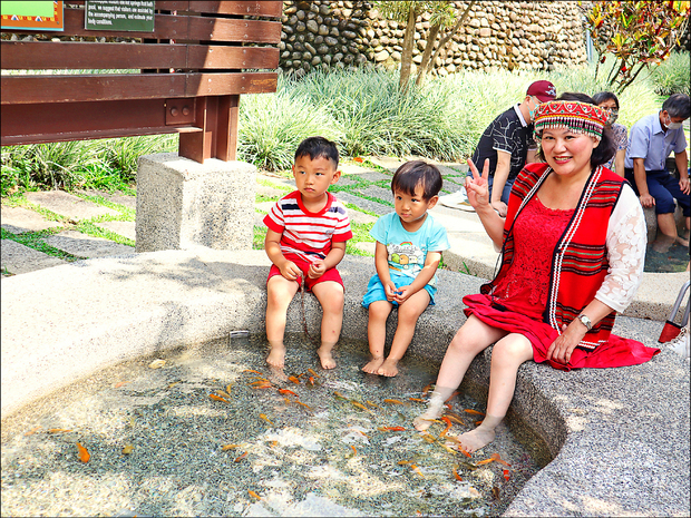 台灣無障礙旅遊發展協會理事長鄭淑勻（右）到谷關溫泉公園體驗泡腳樂趣。（自由時報提供）