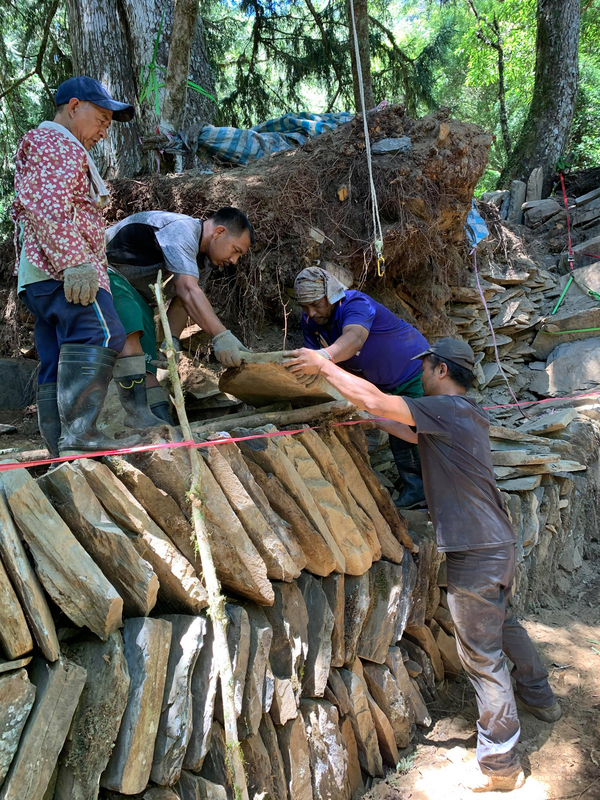 八通關越道路沿線有56座日治時期駐在所遺構,其中以「多美麗」駐在所的人字砌駁坎與浮築橋最具特色;但因地層下陷傾頹,花蓮縣文化局培力在地布農族人為施工主力,擔負起歷史文化資源的守護工作。(花蓮縣文化局提供)
