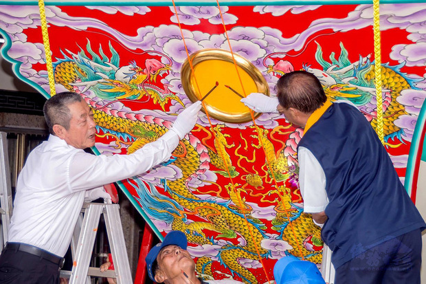 3年1科的屏東東港東隆宮王船祭民國110年將登場，動員大批工匠和民俗彩繪師，耗時5個月打造的王船日前完工，廟方1日循古禮舉辦開光點睛儀式。（東隆宮提供）