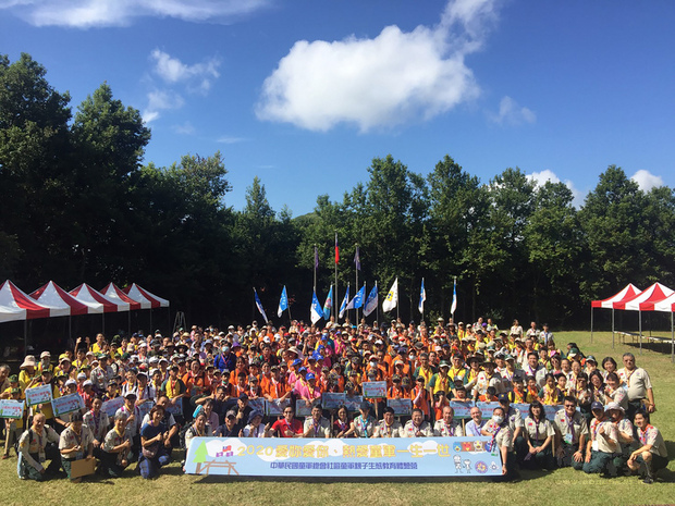 教育部今年向陽明山國家公園管理處申請無償撥用童軍露營場遊憩區,規劃結合戶外、童軍、環境等活動,吸引近500名社區童軍及家長共同參與。(教育部提供)