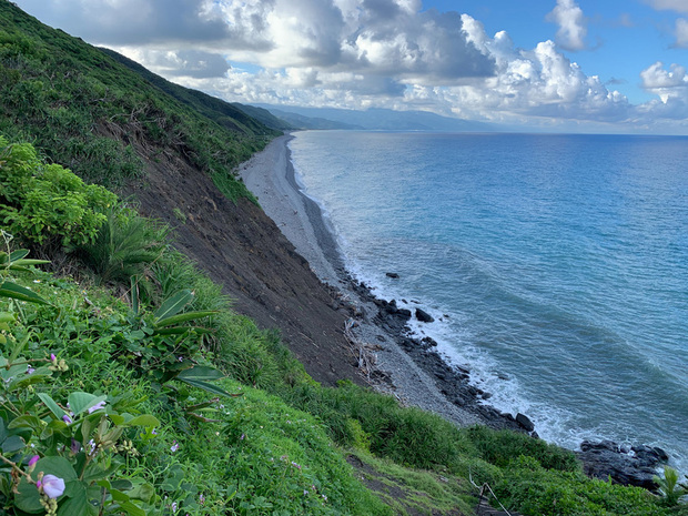台東、屏東兩縣就分配阿塱壹古道行程名額近日達成合作協定,即日起可向台東縣達仁鄉南田社區預約申請進入阿塱壹古道,盼帶動當地觀光。(台東縣政府提供)