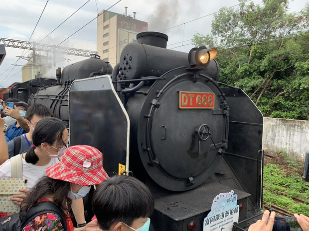 2020富岡鐵道藝術節持續展開，台鐵局15日特別安排DT668蒸汽火車從中壢站行駛到富岡站，吸引大批民眾爭睹這列「蒸汽火車之王」風采。（中央社提供）