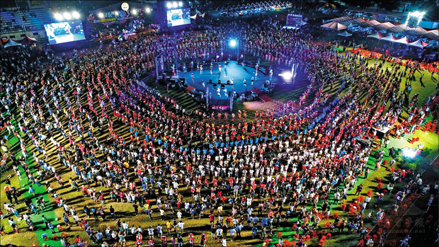 花蓮縣原住民族聯合豐年節21日登場，千人共舞是歷年最受遊客歡迎的節目之一，今年將連跳3天，用原民歌舞嗨翻花蓮夜。圖為去年共舞畫面。（花蓮縣政府提供）