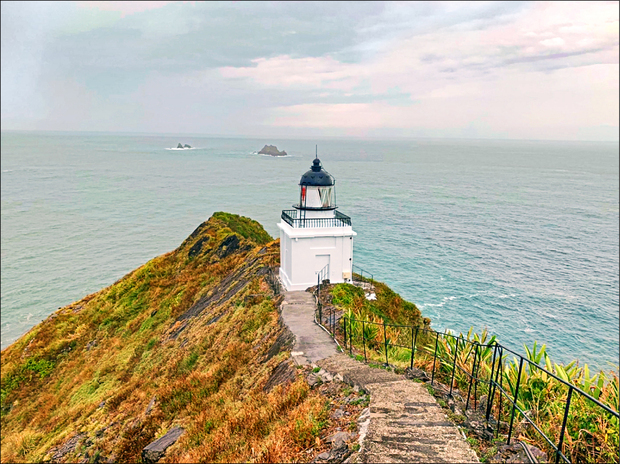 蘇澳燈塔位於蘇澳鎮北方澳後山的最末端，外觀呈現四角形，得先經過整座蘇澳軍港，才能抵達燈塔入口處。（宜蘭縣文化局提供）
