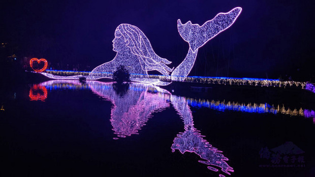 「2020宜蘭情人節」點燈系列活動25日晚間在礁溪龍潭湖風景區登場，會場內首度亮相「唯有真心」（圖）和「愛的光芒」雙鵲橋，令人眼睛一亮。（宜蘭縣政府提供）