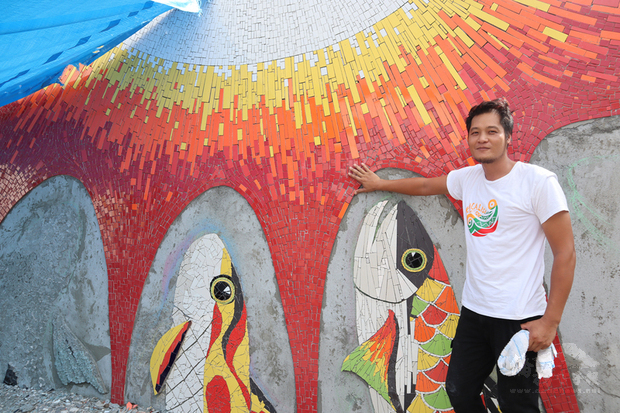 原民藝術家陳明智（圖）和畫家優席夫兩人合作，將花蓮玉里泰林部落的教會牆面妝點得繽紛多彩，雖尚未完工，但精彩可期。（中央社提供）