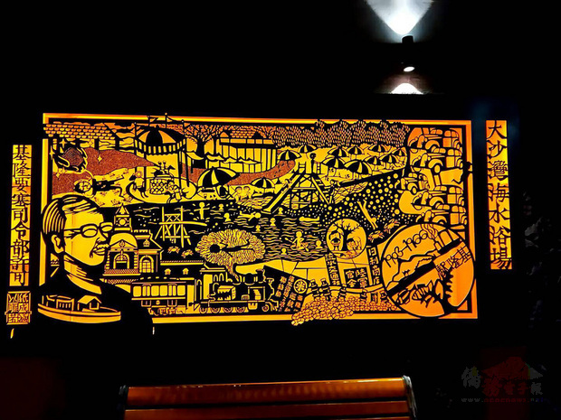 基隆市府在將開放的要塞司令部官邸前方，打造藝術裝置「捎一只金黃歲月的明信片」，由紙雕藝術家成若涵創作，以明信片造型搭配紙雕手法呈現，夜間閃亮奪目。（基隆市政府提供）