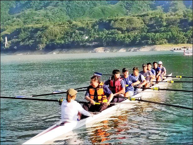 鄭文燦（面對鏡頭前一）前往大溪區阿姆坪生態公園的水域划獨木舟，和學員們同樂。（自由時報提供）