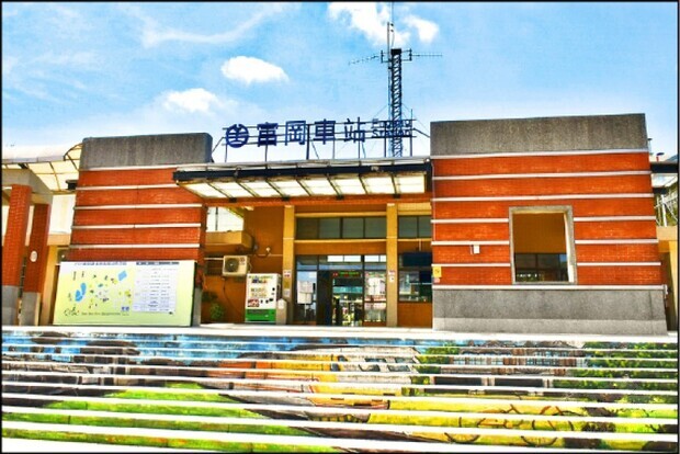 富岡火車站的周邊是小鎮最熱鬧的地區。（自由時報提供）
