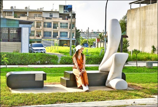 坐在裝置作品旁,思考一下〈留個空間給別人〉!(自由時報提供)