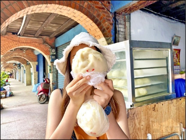 吃完一個宛如臉大的包子,肚子飽飽飽!(自由時報提供)