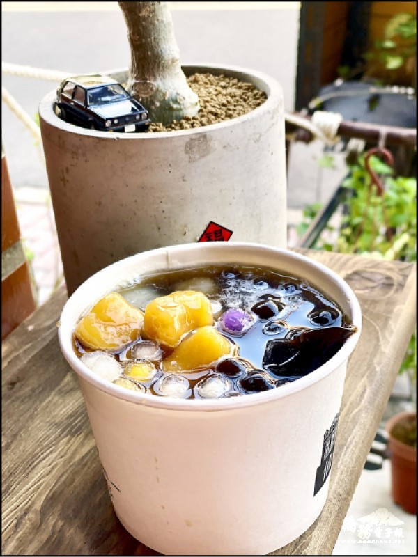 錦美的豆花、仙草是手工製並傳承傳統味道。(自由時報提供)