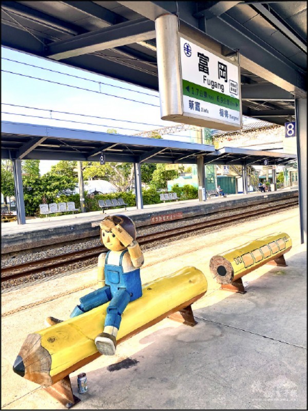 月台上的鉛筆造型裝置作品兼座椅,候車時不妨拍照留念。(自由時報提供)