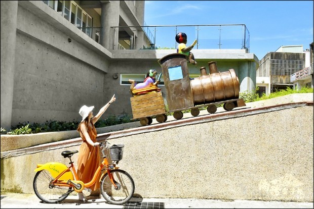 〈書香列車〉可愛火車頭載著書籍,展現文化傳承與在地鐵道特色。(自由時報提供)