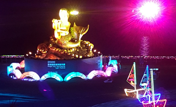 「2020澎湖國際海灣燈光節」9日晚間試燈，主題燈區的8公尺高美人魚燈光水舞秀，精彩吸睛，不少民眾捷足先登，搶先一睹。（中央社提供）