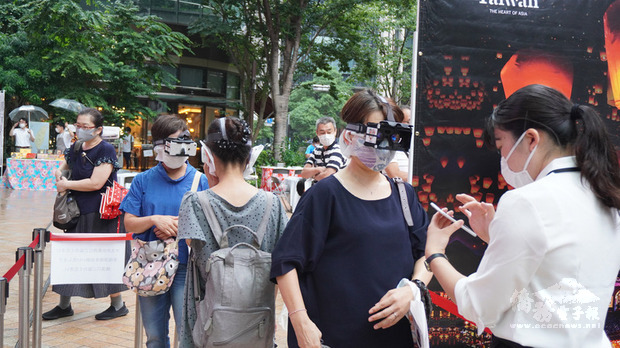 觀光局12日在東京辦「多采多姿，玩轉台灣」活動，安排台灣樂曲二胡表演、VR、美食、九份3D拍照、小燈籠DIY等。（中央社提供）