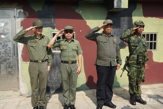 金門縣政府舉辦的「金門老兵召集令」觀光活動將於30日登場,曾在金門服役的老兵台灣籍王繼世(左)、金門籍陳志璿(右)等人歡迎昔日袍澤共襄盛舉。(中央社訊)