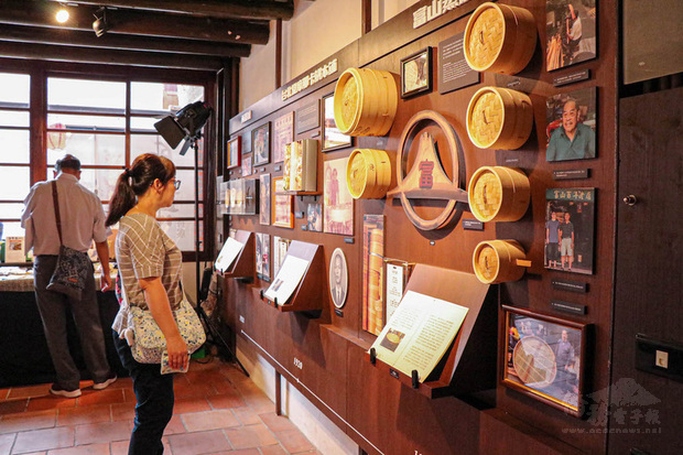 剝皮寮歷史街區策劃「百年匠心」特展,集結萬華在地10個超過百年歷史的老字號商家及場域,跨度生活場域、在地飲食、傳統技藝與宗教,邀民眾前往挖掘更多百年匠人背後的小故事。(剝皮寮歷史街區提供)