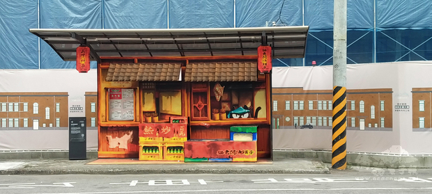 基隆正濱漁會大樓路旁公車亭化身為裝置藝術「魚市熱炒料亭」,包括貓咪形象的老闆,造型生動有趣。