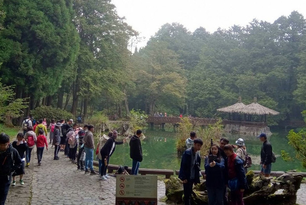 阿里山國家森林遊樂區中秋4天連假湧入2萬多名遊客，嘉義林區管理處將於國慶連假首日（9日）推出阿里山姊妹潭體驗「為森林上色」活動，邀請親子在透明小屋揮灑畫筆，打造阿里山裝置藝術。（嘉義林管處提供）