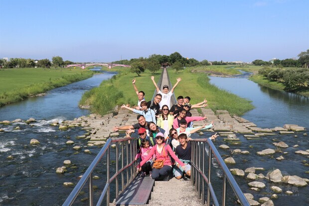 學員開心走訪安農溪分洪堰，透過達人介紹了解安農溪分洪堰的發展與歷史脈絡。