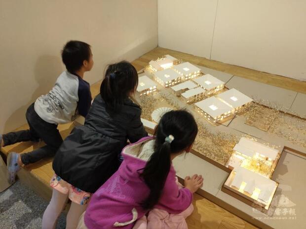 學人新村社區孩童參觀安齋三號整建模型。