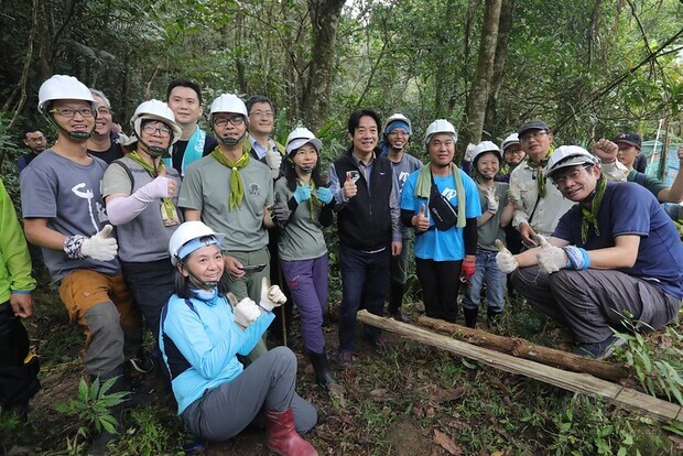賴清德副總統27日上午前往新竹參加客委會與台灣千里步道協會所主辦的「樟之細路石峎古道手作步道」活動