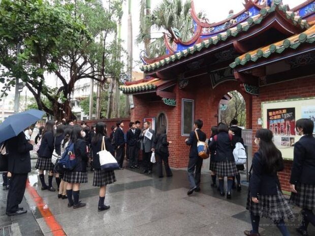 日本千葉的高中生來台北修學旅行,參訪台北孔廟。