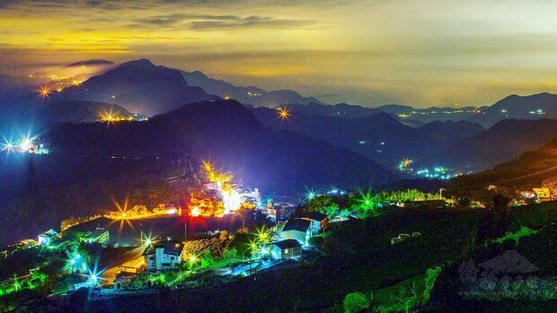 攝影師余信賢109年10月間拍攝阿里山頂石棹美麗夜景,參加美國國際攝影師聯盟的線上攝影大展,獲選佳作,這也是9件獲獎作品中唯一的台灣作品。