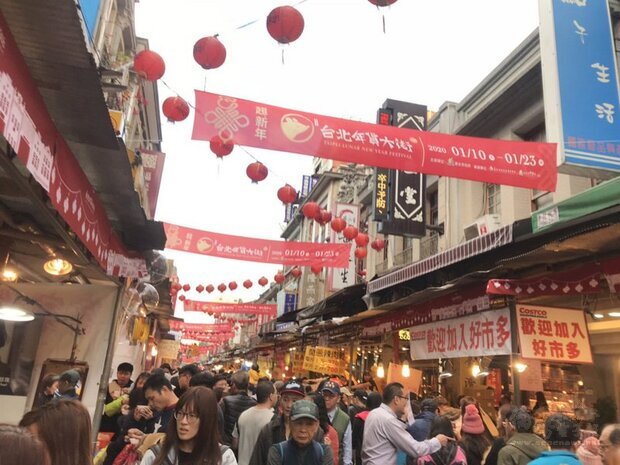 疫情升溫，台北市政府宣布，台北迪化街的年貨大街今年的實體活動取消。