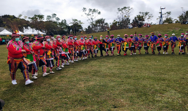今年首場阿美族豐年祭23日在台東縣池上鄉農會大地劇場登場，來自台東縱谷卑南鄉、鹿野鄉、池上鄉、關山鎮的阿美族人穿著傳統服飾參加，大家手牽手齊跳大會舞，氣氛歡樂。