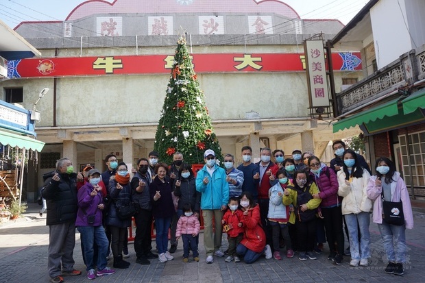 金門觀光新遊程「沙美老街」導覽30日首發,副縣長黃怡凱(前排左7)歡迎民眾和旅客來探索這個金門最早發展的小鎮。