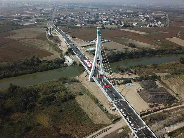 嘉義縣連接朴子市與六腳鄉的「蒜頭大橋」工程完工,全長約1公里,路寬16公尺,深河槽處採斜張橋形式跨越,全長165公尺不落墩,橋塔高度73公尺,是嘉義縣首座斜張橋,6日下午5時起將正式開放通車。