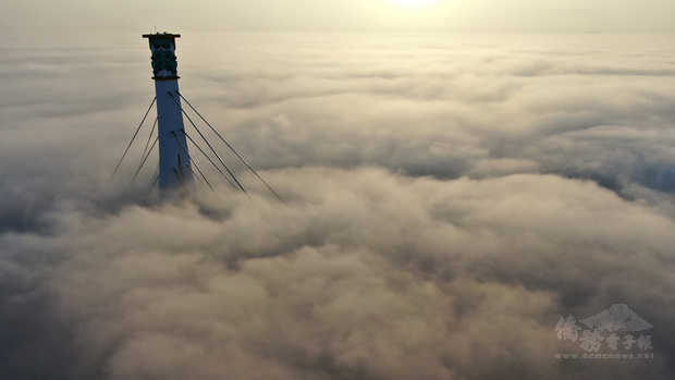 嘉義縣「蒜頭大橋」6日下午5時起正式通車,大橋的光雕照明色彩變化令人讚嘆,且橋梁周邊起霧時,橋塔在雲霧中若隱若現,宛如舊金山金門大橋,美不勝收,已成在地新地標。